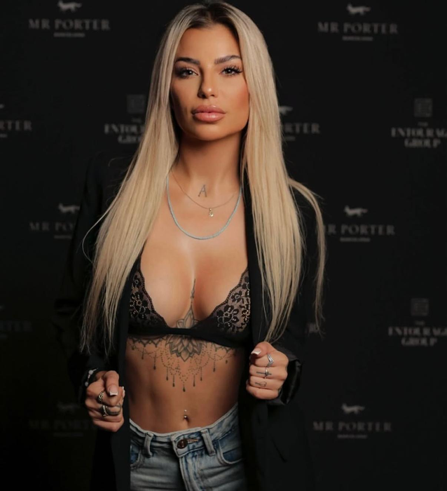 Cum arată Flori, mama ispitei Gabriella de la Insula iubirii. Blondina nu e străină de intervențiile estetice