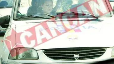 Politistii in misiune se racoresc cu o bere la cutie