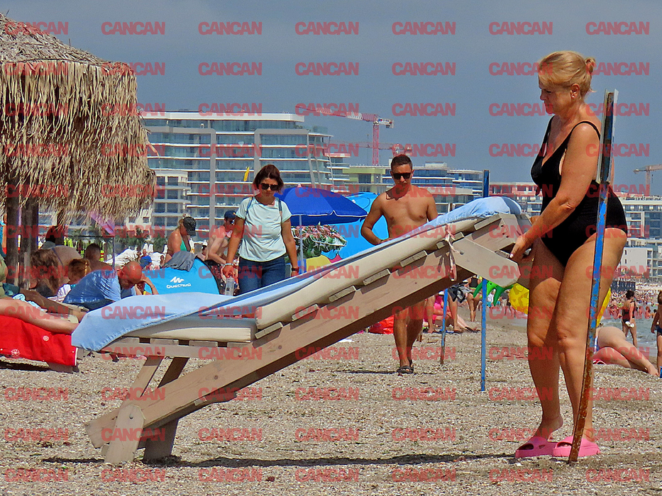 Alice Dumitrescu cară un șezlong. (sursă - CANCAN.RO)