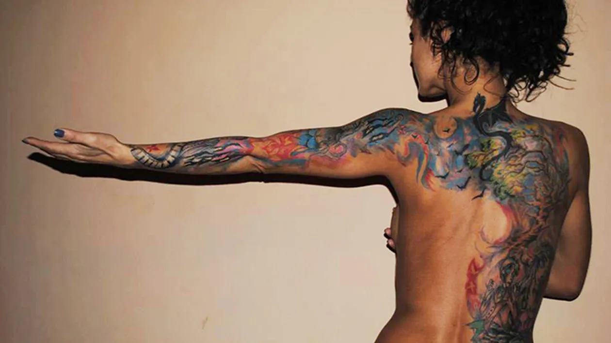 S-a lasat pe mana unui artist din Caransebes si uite ce a iesit! “Antrenoarea” lui Marcel Toader ascunde sub haine un tatuaj enorm