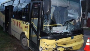 Autobuz plin cu copii implicat în accident la Timiș