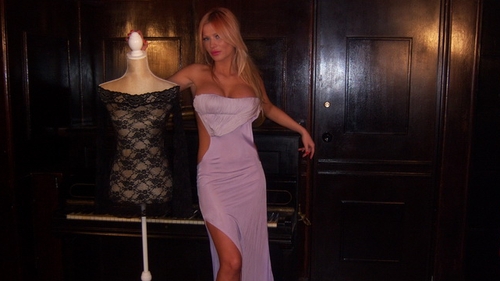 Si-a marit bustul si isi face numai haine la comanda! Cat de sexy a pozat Simona Sensual, cu sanii dezgoliti si sfarcul la vedere