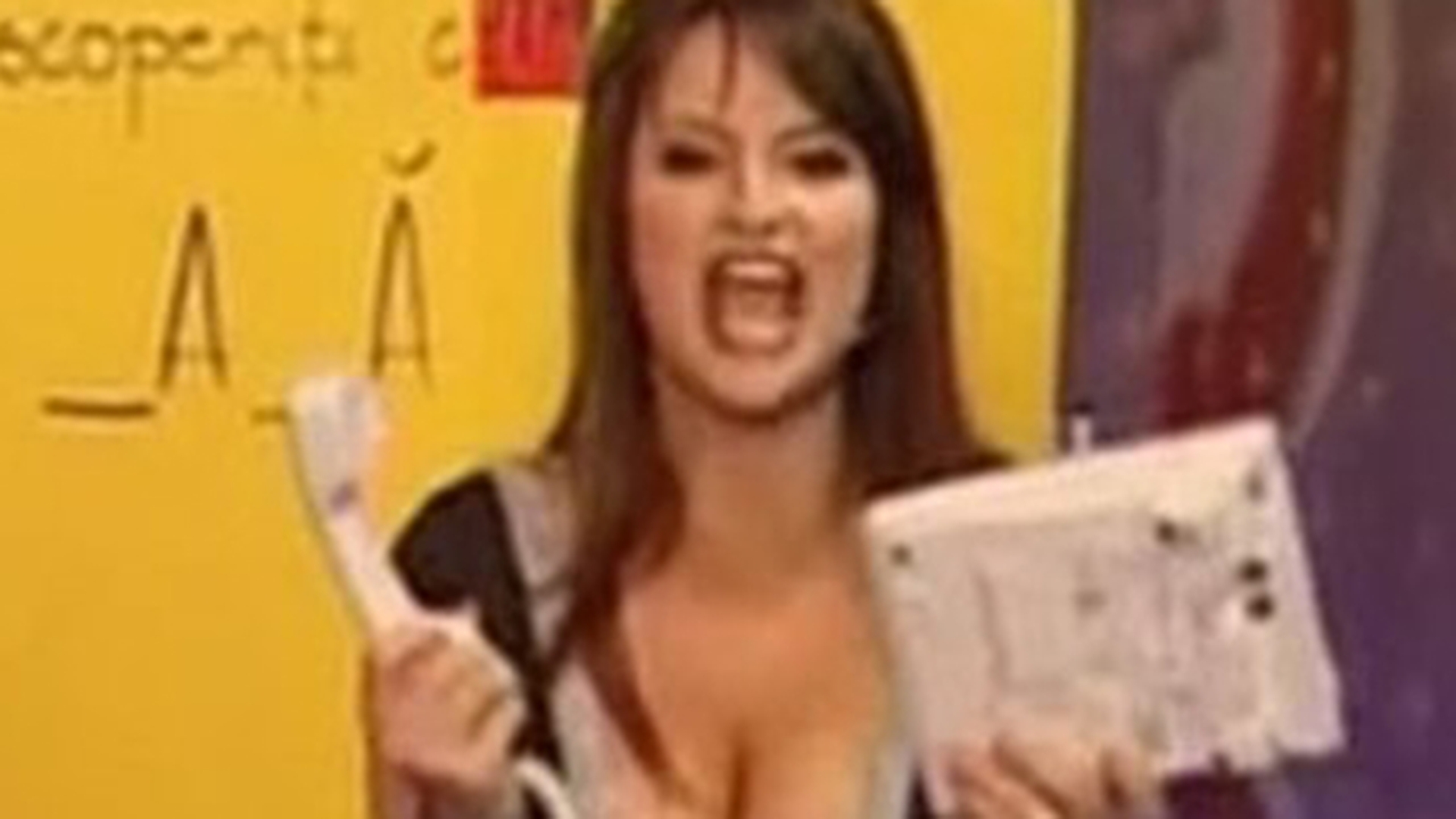 "Telefonuuuuul! Vreau sa sune telefonul!" Cum arata acum si ce s-a ales de "slabuta" care a scos din sarite intreaga Romanie!