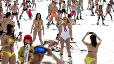 La schi în bikini? De ce nu? Peste 1.000 de oameni au profitat de zăpada de la Sochi aproape dezbrăcaţi! 