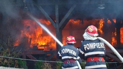 Un bătrân din Dâmbovița și-a incendiat locuința în timp ce familia se afla înăuntru