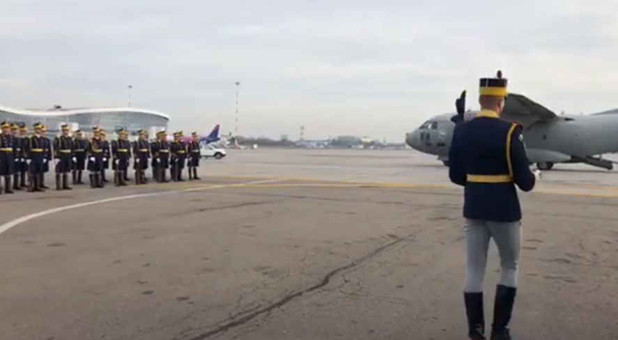Aeronava militară a aterizat în jurul orei 11:00