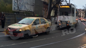 Accident in centrul Capitalei. Un biciclist a fost luat pe capota de un Logan! Cum arata bicicleta!
