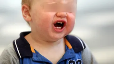 VIDEO Inuman! Un copil de un an a fost ars de mama sa cu un cutit incins