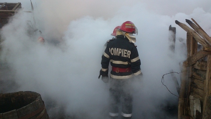 Sibiu: Un bărbat a murit intoxicat cu fum în locuința care a luat foc