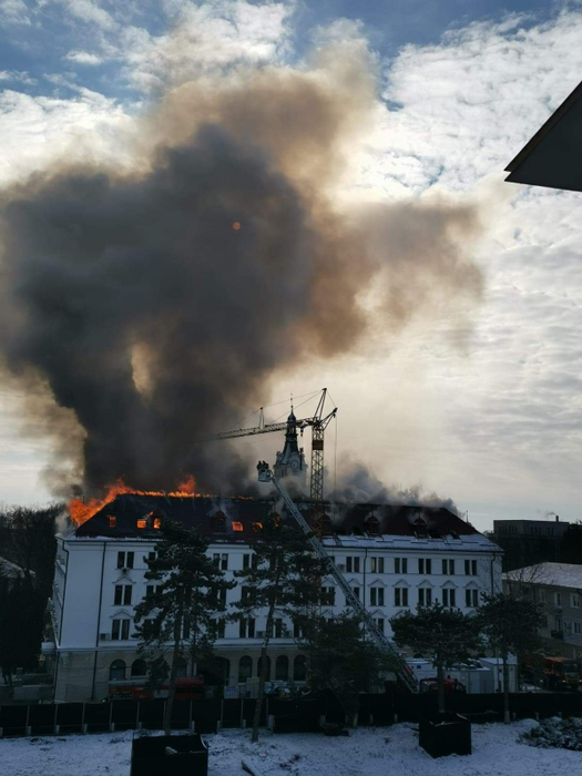 Acoperișul Prefecturii din Suceava a luat foc. Imagini de la fața locului cu incendiu. FOTO