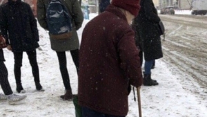 Cutremurător! Ce a scris o pensionară din Iași cu bastonul, pe zăpadă, în stația de tramvai