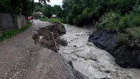 Patru copii au fost luați de viitură în Prahova. Pompierii sunt în alertă