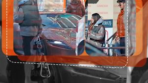 BOMBĂ în showbiz! Sebastian Dobrincu s-a despărțit de Otniela și... A revenit în brațele Ioanei Ignat! După cumpărături, au parcat acasă la milionar