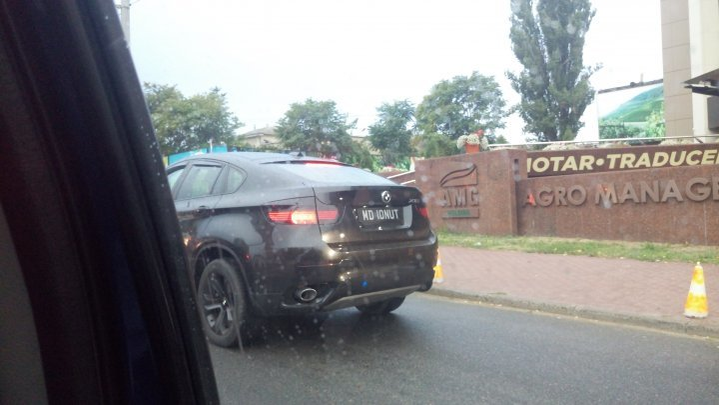 Un moldovean şi-a personalizat numărul de la maşină. Ce a scris pe plăcuţe!