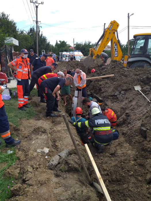VIDEO | Scene șocante în Dâmbovița! Trei muncitori, captivi sub un mal de pământ