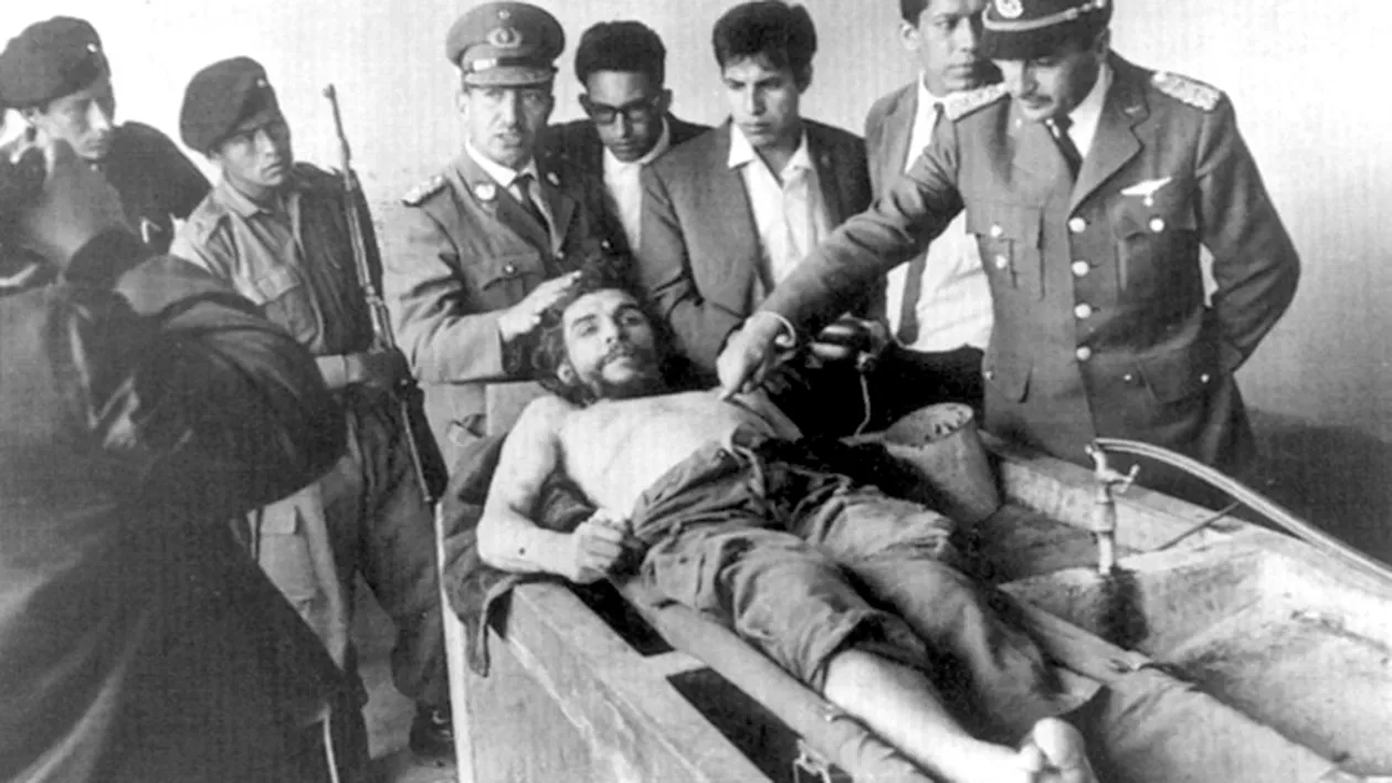 Povestea incredibila a unei fotografii celebre: cadavrul lui Che Guevara, prezentat ca un trofeu de vanatoare