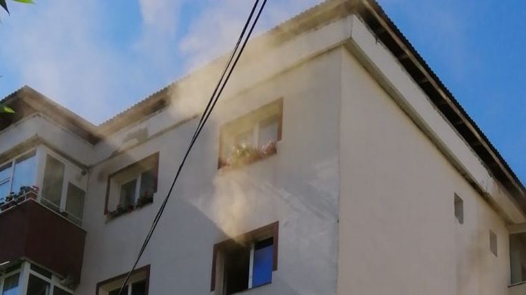 Incendiu într-un bloc din Câmpulung, 20 de persoane evacuate