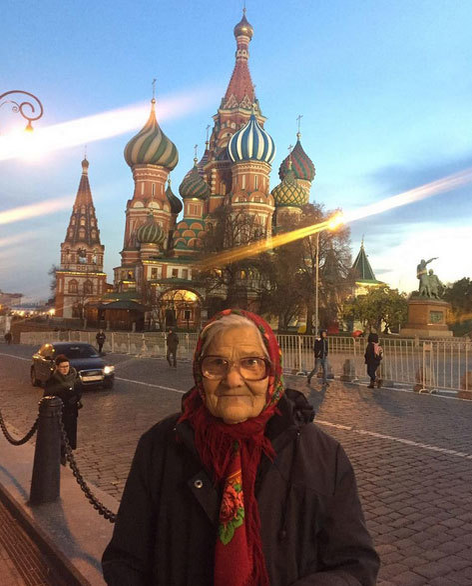 Bunicuţa de 89 de ani care şi-a propus să vadă toată lumea! A devenit vedetă pe Instagram