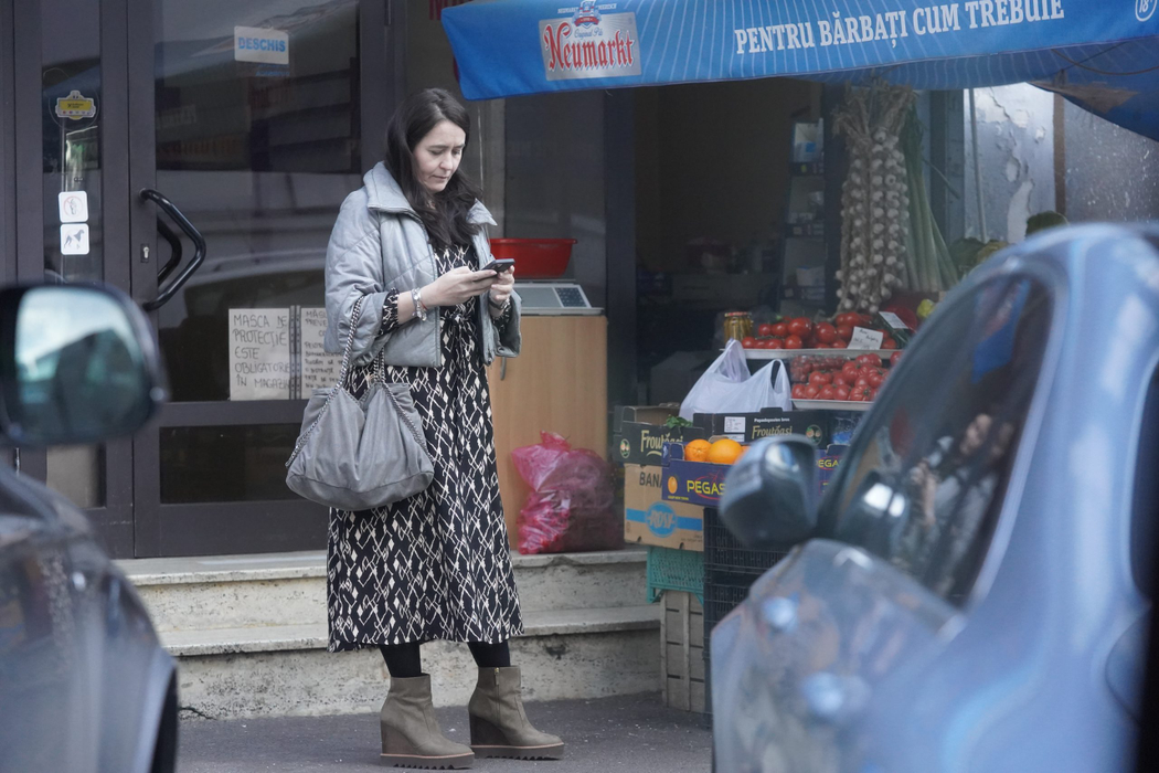 Amalia Năstase, "prinsă" cu telefonul (Foto: CANCAN.RO)