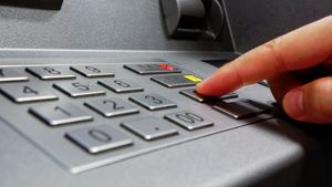 În această țară din Europa s-au dat bani pe gratis! Lumea a făcut coadă la bancomat, cum a fost posibil