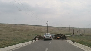 Gestul incredibil făcut de Primăria din Botoșani. Au baricadat cu pământ și beton o șosea
