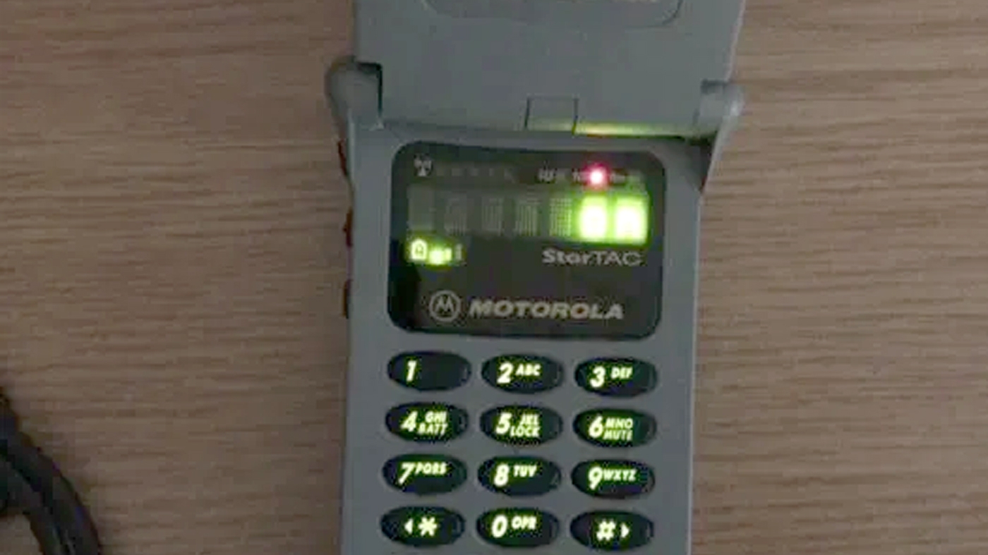 Mulți am avut Motorola StarTac, primul telefon cu clapetă apărut în România. Cu ce sumă uriașă se vinde acum, în septembrie 2022