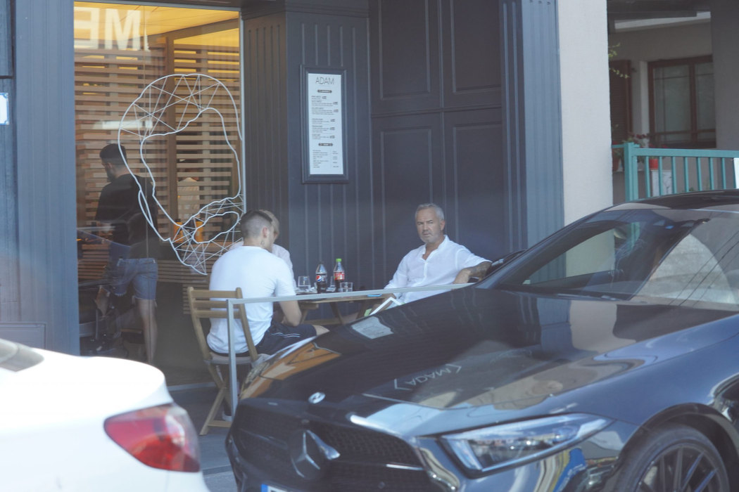 Mario Fresh şi părinţii săi, la o terasă din Capitală