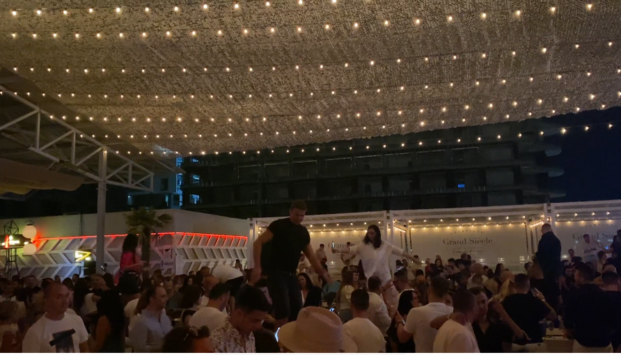 Cătălin Grigoriu, zis Împăratul semințelor, a făcut spectacol pe masă, în Loft, unde a dansat Jerusalema