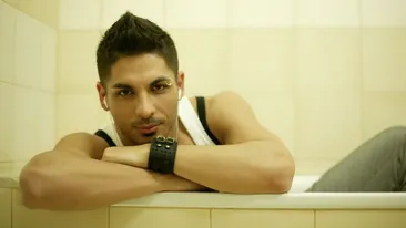 S-au gandit, s-au razgandit si pana la urma au reusit! Uite ce fac Marius Nedelcu de la Akcent si inca doi prieteni cu o masina!