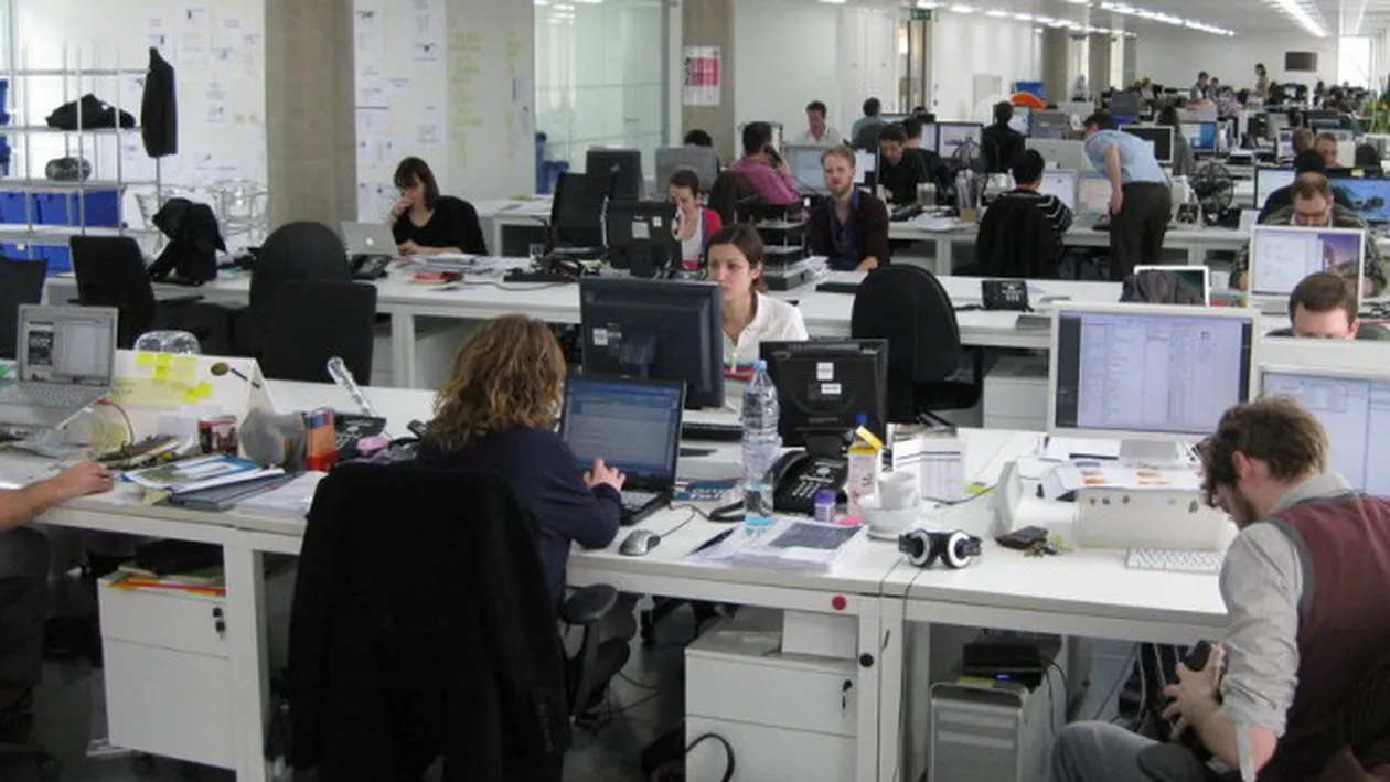 Se intampla intr-o corporatie din Romania! Ce mesaj au lipit colegii pe spatele unui angajat care dormea: NU DERANJA-TI...