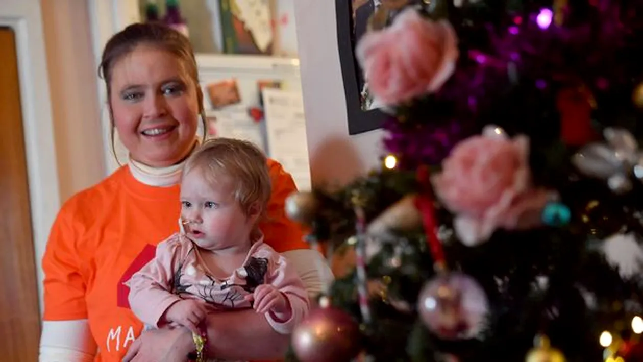 Bolnavă de cancer, mama a două fetițe se pregătește pentru ultimul ei Crăciun