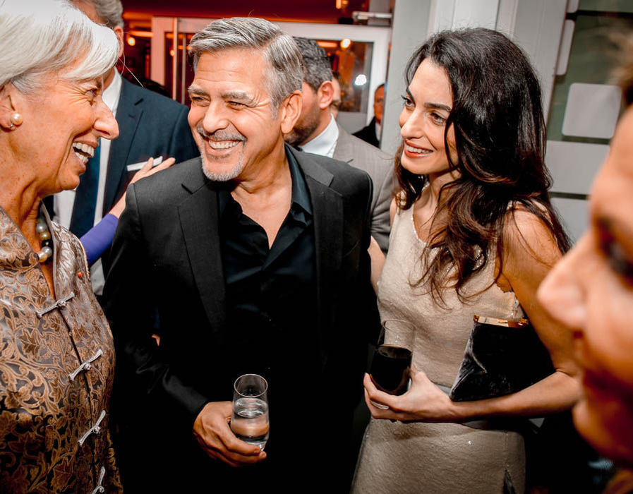 Imagini în premieră cu gemenii lui GEORGE şi AMAL CLOONEY! Micuţii au fost fotografiaţi la o lună de când au venit pe lume