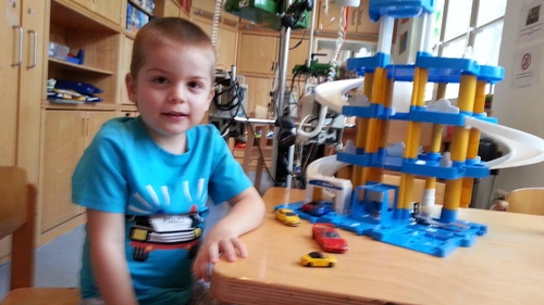 Povestea micutului luptator pentru viata: la numai 3 anisori, se zbate sa se vindece de leucemie. Vezi cum il poti ajuta!