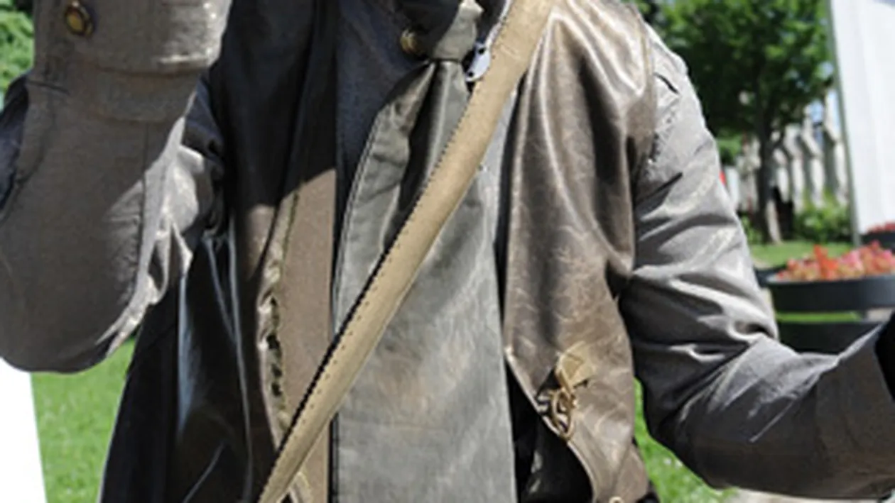 Nono Semen, in postura de Statuie Vie, in Parcul Herastrau, cu un machiaj metalic si un costum de postas