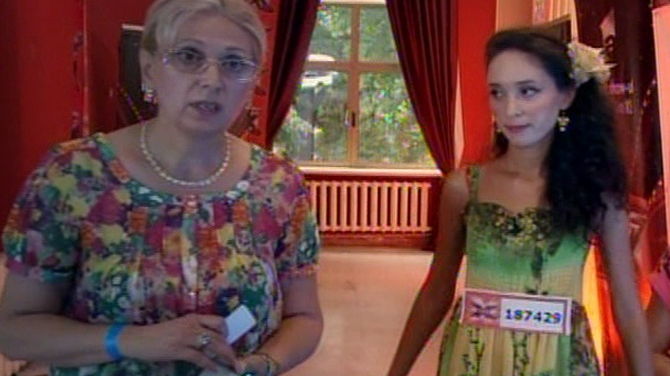 Situatie de tot rasul la X Factor! Cheloo catre o concurenta: "Esti o criminala, iti vine sa te arunci cu masina in copaci" - "A jignit toata familia mea, il voi da in judecata" - VEZI cum a falsat fata