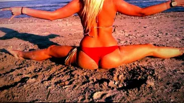 Cel mai tare fund bronzat al verii! Nici nu te gandesti cine e blonda asta care a putut sa pozeze atat de provocator! Coco-Pitipoanca poate sa isi roada unghiile!