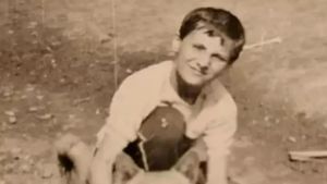 Recunoști vedeta din imagine? Acum este unul dintre cei mai cunoscuți prezentatori din România