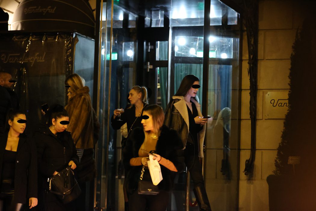 Ilona Brezoianu a ieșit la "fumoar" (Foto: CANCAN.RO)