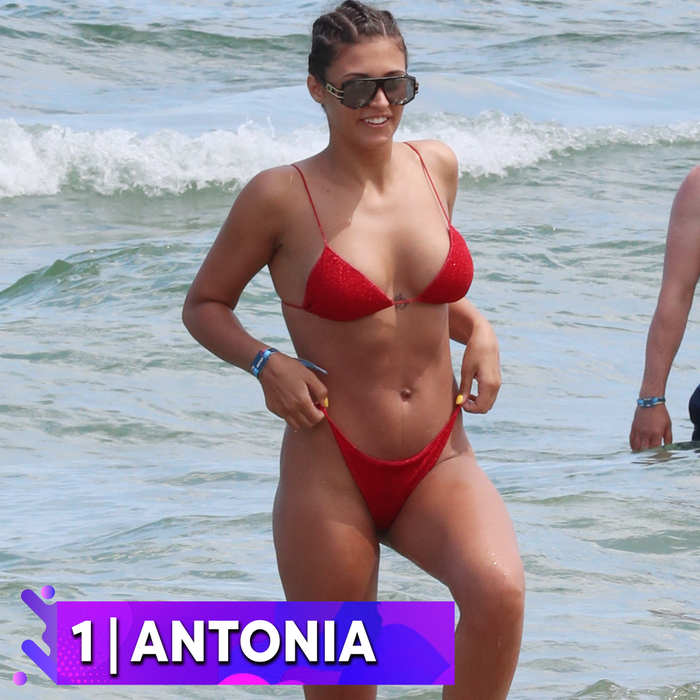 Top 40 cele mai “neastâmpărate” sexy-vedete pe plajă! Nimeni nu se mai “joacă” așa cum o fac ele cu slipul de la costumul de baie