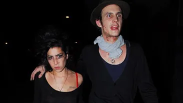 Fostul sot al lui Amy Winehouse la un pas de moarte! In coma dupa ce a baut si s-a drogat - era sa se inece cu propria voma si sa-si inghita limba