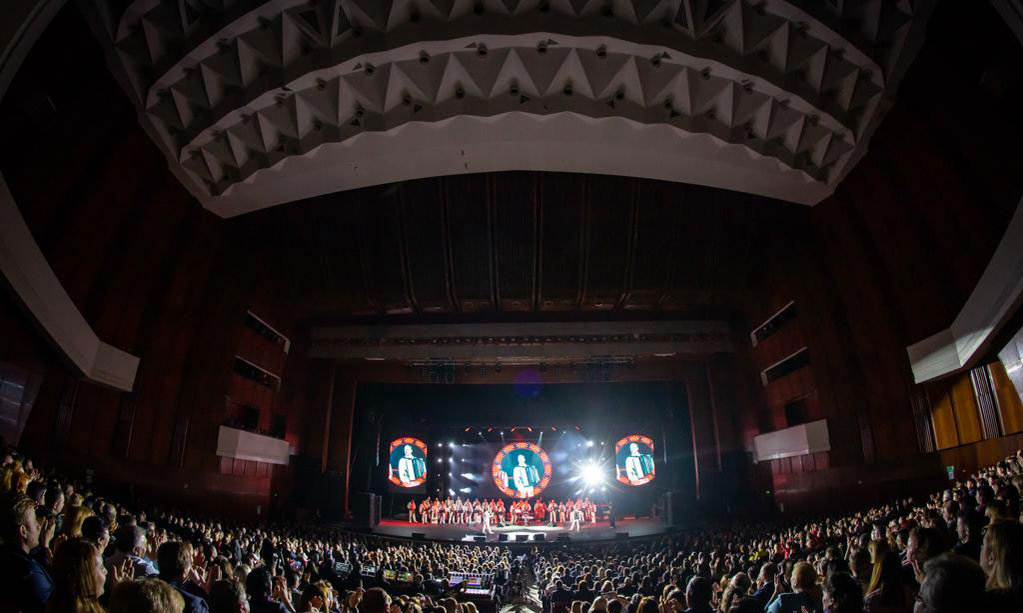 Andra susține concerte în fața a mii de oameni, iar show-ul este garantat