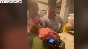 Dedicații cu cardul, după fiscalizarea bacșișului în România + amenzile pe care le pot primi patronii care încalcă legea