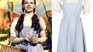 Rochia lui Judy Garland din filmul "Vrăjitorul din Oz" s-a vândut pentru o sumă-record! Ai purta-o?
