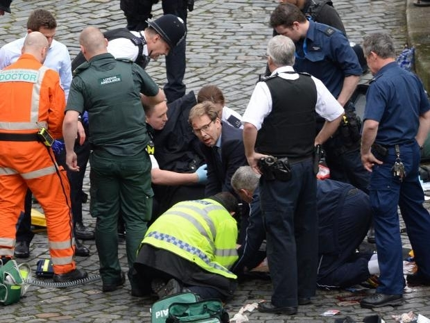 Tobias Ellwood a încercat să-i salveze viaţa ofiţerului de poliţie