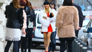 Sexy-chinezoaica din "Lost" a venit in Romania! Am fotografiat-o goala, in timp ce proba o rochie! La 49 de ani, arata...