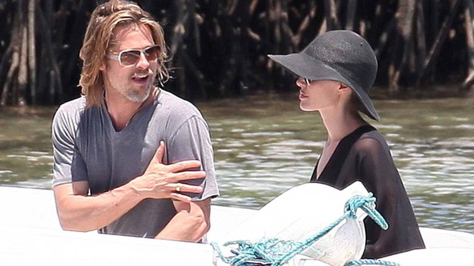Angelina, Brad si gasca lor de copii, intr-o vacanta de vis in Galapagos
