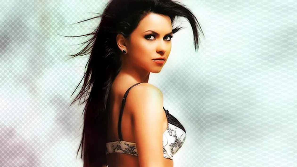 Seara fetelor! Inna a petrecut pana dimineata intr-un club din Capitala! Cantareata si-a facut de cap alaturi de mai multe tinere