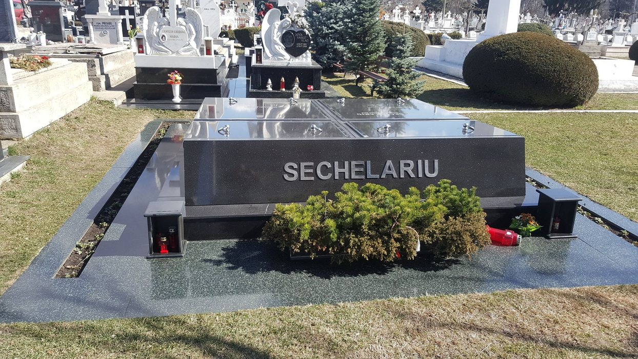 Mormântul lui Dumitru Sechelariu este șters de praf în fiecare zi