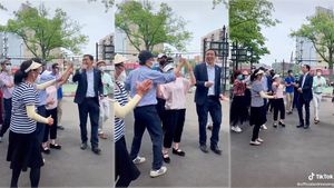 Un candidat la Primăria orașului New York s-a dat în spectacol pe ritmuri de manele. Imaginile cu dansul lui în plină stradă sunt virale| VIDEO