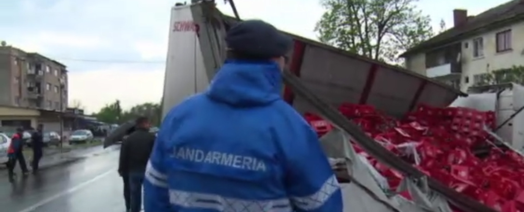 Un TIR plin cu lăzi de bere s-a răsturnat! E incredibil ce au făcut localnicii, chiar sub ochii poliţiştilor şi jandarmilor
